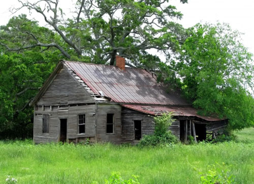 There are many iconic old homes and barns in Kentucky. This picture taken by Shari Armstrong.